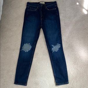 Free People “busted knee” skinny jeans size 30